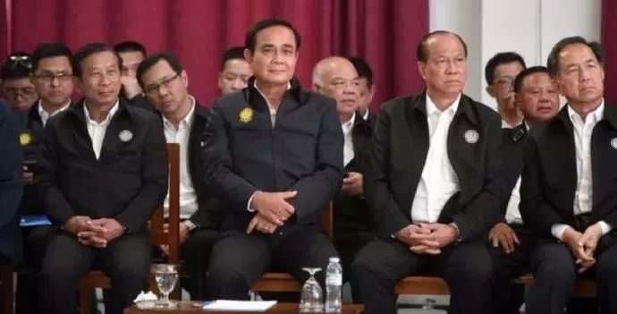 泰国总理：佛牌在手，不怕诅咒！