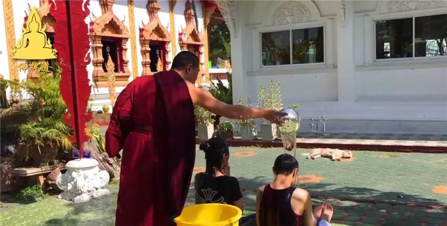 佛牌道40: 泰国正统的“洗圣水”法事(พิธีอาบน้ำมนต์)
