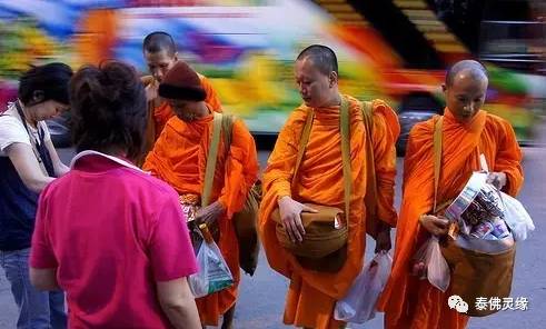 泰国僧人托钵化缘的意义及布施注意事项！